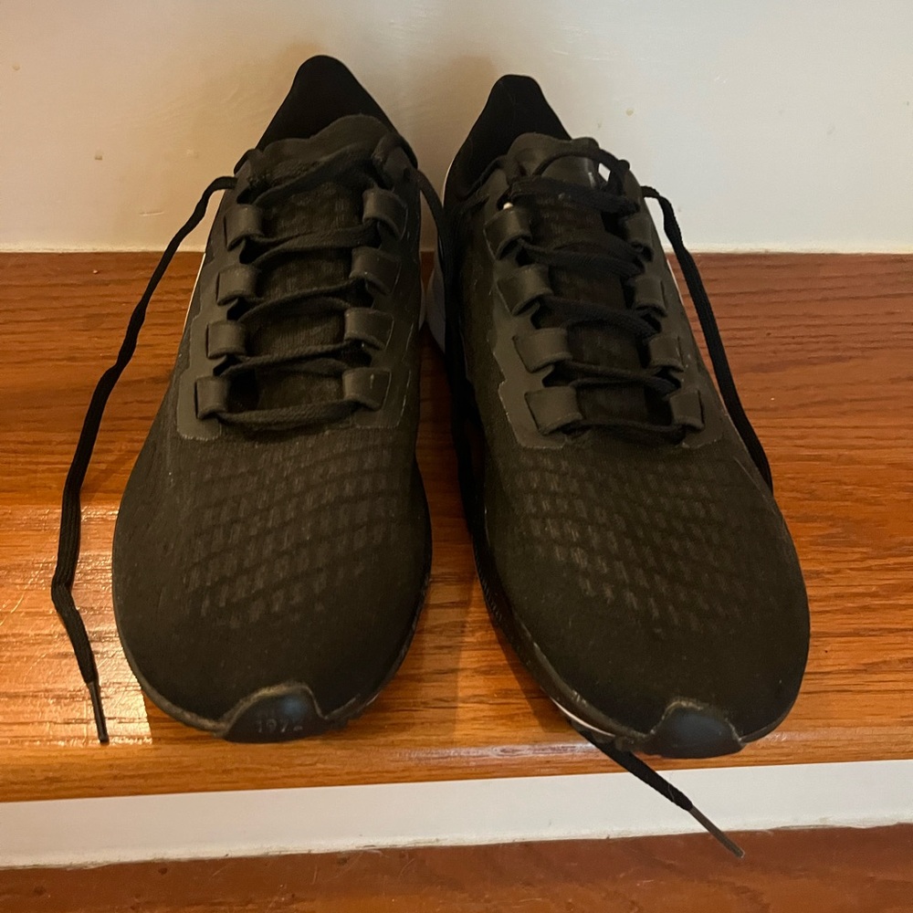 Nike Men's Black and White Athletic Shoes - Picture 2 of 3